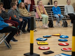 Zdjęcia przedstawiają przebieg spotkania w Bibliotece w Woli Zarczyckiej z dziećmi, podczas trwających ferii zimowych. Spotkanie przeprowadzone zostało przez Policjantów z Komendy Powiatowej Policji w Leżajsku. Na zdjęciach widoczny jest także owczarek belgijski Dżina, czyli pies służbowy, na co dzień pełniący służbę w leżajskiej jednostce.