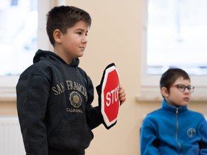 Zdjęcia przedstawiają przebieg spotkania w Bibliotece w Woli Zarczyckiej z dziećmi, podczas trwających ferii zimowych. Spotkanie przeprowadzone zostało przez Policjantów z Komendy Powiatowej Policji w Leżajsku. Na zdjęciach widoczny jest także owczarek belgijski Dżina, czyli pies służbowy, na co dzień pełniący służbę w leżajskiej jednostce.
