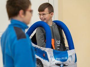 Zdjęcia przedstawiają przebieg spotkania w Bibliotece w Woli Zarczyckiej z dziećmi, podczas trwających ferii zimowych. Spotkanie przeprowadzone zostało przez Policjantów z Komendy Powiatowej Policji w Leżajsku. Na zdjęciach widoczny jest także owczarek belgijski Dżina, czyli pies służbowy, na co dzień pełniący służbę w leżajskiej jednostce.