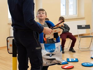 Zdjęcia przedstawiają przebieg spotkania w Bibliotece w Woli Zarczyckiej z dziećmi, podczas trwających ferii zimowych. Spotkanie przeprowadzone zostało przez Policjantów z Komendy Powiatowej Policji w Leżajsku. Na zdjęciach widoczny jest także owczarek belgijski Dżina, czyli pies służbowy, na co dzień pełniący służbę w leżajskiej jednostce.