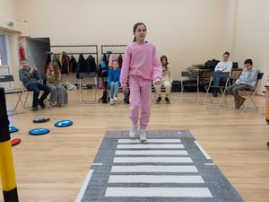 Zdjęcia przedstawiają przebieg spotkania w Bibliotece w Woli Zarczyckiej z dziećmi, podczas trwających ferii zimowych. Spotkanie przeprowadzone zostało przez Policjantów z Komendy Powiatowej Policji w Leżajsku. Na zdjęciach widoczny jest także owczarek belgijski Dżina, czyli pies służbowy, na co dzień pełniący służbę w leżajskiej jednostce.