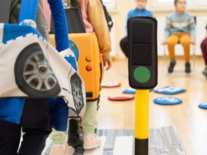 Zdjęcia przedstawiają przebieg spotkania w Bibliotece w Woli Zarczyckiej z dziećmi, podczas trwających ferii zimowych. Spotkanie przeprowadzone zostało przez Policjantów z Komendy Powiatowej Policji w Leżajsku. Na zdjęciach widoczny jest także owczarek belgijski Dżina, czyli pies służbowy, na co dzień pełniący służbę w leżajskiej jednostce.