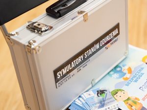 Zdjęcia przedstawiają przebieg spotkania w Bibliotece w Woli Zarczyckiej z dziećmi, podczas trwających ferii zimowych. Spotkanie przeprowadzone zostało przez Policjantów z Komendy Powiatowej Policji w Leżajsku. Na zdjęciach widoczny jest także owczarek belgijski Dżina, czyli pies służbowy, na co dzień pełniący służbę w leżajskiej jednostce.