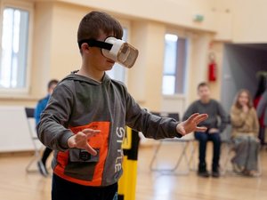 Zdjęcia przedstawiają przebieg spotkania w Bibliotece w Woli Zarczyckiej z dziećmi, podczas trwających ferii zimowych. Spotkanie przeprowadzone zostało przez Policjantów z Komendy Powiatowej Policji w Leżajsku. Na zdjęciach widoczny jest także owczarek belgijski Dżina, czyli pies służbowy, na co dzień pełniący służbę w leżajskiej jednostce.