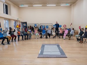 Zdjęcia przedstawiają przebieg spotkania w Bibliotece w Woli Zarczyckiej z dziećmi, podczas trwających ferii zimowych. Spotkanie przeprowadzone zostało przez Policjantów z Komendy Powiatowej Policji w Leżajsku. Na zdjęciach widoczny jest także owczarek belgijski Dżina, czyli pies służbowy, na co dzień pełniący służbę w leżajskiej jednostce.