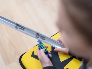 Zdjęcia przedstawiają przebieg spotkania w Bibliotece w Woli Zarczyckiej z dziećmi, podczas trwających ferii zimowych. Spotkanie przeprowadzone zostało przez Policjantów z Komendy Powiatowej Policji w Leżajsku. Na zdjęciach widoczny jest także owczarek belgijski Dżina, czyli pies służbowy, na co dzień pełniący służbę w leżajskiej jednostce.