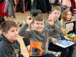 Zdjęcia przedstawiają przebieg spotkania w Bibliotece w Woli Zarczyckiej z dziećmi, podczas trwających ferii zimowych. Spotkanie przeprowadzone zostało przez Policjantów z Komendy Powiatowej Policji w Leżajsku. Na zdjęciach widoczny jest także owczarek belgijski Dżina, czyli pies służbowy, na co dzień pełniący służbę w leżajskiej jednostce.