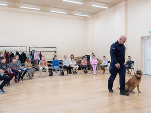 Zdjęcia przedstawiają przebieg spotkania w Bibliotece w Woli Zarczyckiej z dziećmi, podczas trwających ferii zimowych. Spotkanie przeprowadzone zostało przez Policjantów z Komendy Powiatowej Policji w Leżajsku. Na zdjęciach widoczny jest także owczarek belgijski Dżina, czyli pies służbowy, na co dzień pełniący służbę w leżajskiej jednostce.