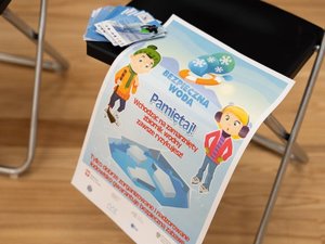 Zdjęcia przedstawiają przebieg spotkania w Bibliotece w Woli Zarczyckiej z dziećmi, podczas trwających ferii zimowych. Spotkanie przeprowadzone zostało przez Policjantów z Komendy Powiatowej Policji w Leżajsku. Na zdjęciach widoczny jest także owczarek belgijski Dżina, czyli pies służbowy, na co dzień pełniący służbę w leżajskiej jednostce.