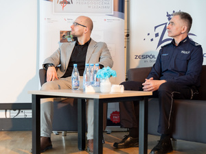 Zdjęcia przedstawiają przebieg debaty. Na zdjęciach widoczni są umundurowani policjanci oraz prelegenci. Debata społeczna odbyła się w Zespole Szkół Licealnych im. Bolesława Chrobrego. Na wybranych kadrach widoczna jest tłumnie zgromadzona na sali koncertowej młodzież.