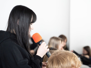 Zdjęcia przedstawiają przebieg debaty. Na zdjęciach widoczni są umundurowani policjanci oraz prelegenci. Debata społeczna odbyła się w Zespole Szkół Licealnych im. Bolesława Chrobrego. Na wybranych kadrach widoczna jest tłumnie zgromadzona na sali koncertowej młodzież.