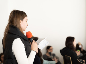 Zdjęcia przedstawiają przebieg debaty. Na zdjęciach widoczni są umundurowani policjanci oraz prelegenci. Debata społeczna odbyła się w Zespole Szkół Licealnych im. Bolesława Chrobrego. Na wybranych kadrach widoczna jest tłumnie zgromadzona na sali koncertowej młodzież.
