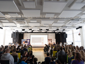 Zdjęcia przedstawiają przebieg debaty. Na zdjęciach widoczni są umundurowani policjanci oraz prelegenci. Debata społeczna odbyła się w Zespole Szkół Licealnych im. Bolesława Chrobrego. Na wybranych kadrach widoczna jest tłumnie zgromadzona na sali koncertowej młodzież.