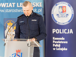Zdjęcia przedstawiają przebieg debaty. Na zdjęciach widoczni są umundurowani policjanci oraz prelegenci. Debata społeczna odbyła się w Zespole Szkół Licealnych im. Bolesława Chrobrego. Na wybranych kadrach widoczna jest tłumnie zgromadzona na sali koncertowej młodzież.