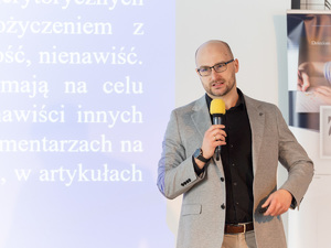 Zdjęcia przedstawiają przebieg debaty. Na zdjęciach widoczni są umundurowani policjanci oraz prelegenci. Debata społeczna odbyła się w Zespole Szkół Licealnych im. Bolesława Chrobrego. Na wybranych kadrach widoczna jest tłumnie zgromadzona na sali koncertowej młodzież.