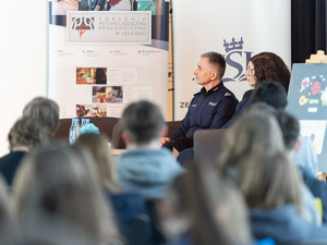 Zdjęcia przedstawiają przebieg debaty. Na zdjęciach widoczni są umundurowani policjanci oraz prelegenci. Debata społeczna odbyła się w Zespole Szkół Licealnych im. Bolesława Chrobrego. Na wybranych kadrach widoczna jest tłumnie zgromadzona na sali koncertowej młodzież.