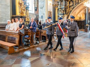 Zdjęcia przedstawiają przebieg uroczystości święta policji w leżajskiej komendzie jak również w Bazylice Ojców Bernardynów w Leżajsku. Na zdjęciach widać umundurowanych funkcjonariuszy oraz zaproszonych gości.
