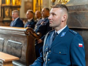 Zdjęcia przedstawiają przebieg uroczystości święta policji w leżajskiej komendzie jak również w Bazylice Ojców Bernardynów w Leżajsku. Na zdjęciach widać umundurowanych funkcjonariuszy oraz zaproszonych gości.