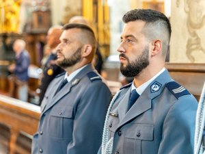 Zdjęcia przedstawiają przebieg uroczystości święta policji w leżajskiej komendzie jak również w Bazylice Ojców Bernardynów w Leżajsku. Na zdjęciach widać umundurowanych funkcjonariuszy oraz zaproszonych gości.