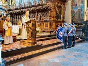 Zdjęcia przedstawiają przebieg uroczystości święta policji w leżajskiej komendzie jak również w Bazylice Ojców Bernardynów w Leżajsku. Na zdjęciach widać umundurowanych funkcjonariuszy oraz zaproszonych gości.