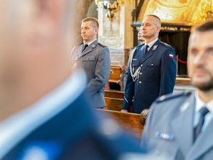 Zdjęcia przedstawiają przebieg uroczystości święta policji w leżajskiej komendzie jak również w Bazylice Ojców Bernardynów w Leżajsku. Na zdjęciach widać umundurowanych funkcjonariuszy oraz zaproszonych gości.