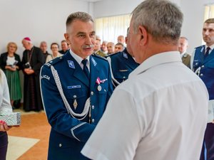 Zdjęcia przedstawiają przebieg uroczystości święta policji w leżajskiej komendzie jak również w Bazylice Ojców Bernardynów w Leżajsku. Na zdjęciach widać umundurowanych funkcjonariuszy oraz zaproszonych gości.