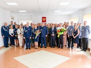 Zdjęcia przedstawiają przebieg uroczystości święta policji w leżajskiej komendzie jak również w Bazylice Ojców Bernardynów w Leżajsku. Na zdjęciach widać umundurowanych funkcjonariuszy oraz zaproszonych gości.