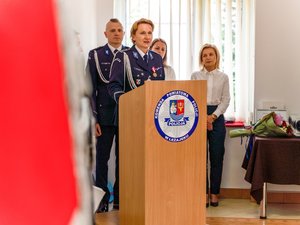 Zdjęcia przedstawiają przebieg uroczystości święta policji w leżajskiej komendzie jak również w Bazylice Ojców Bernardynów w Leżajsku. Na zdjęciach widać umundurowanych funkcjonariuszy oraz zaproszonych gości.