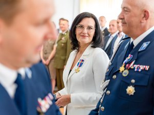 Zdjęcia przedstawiają przebieg uroczystości święta policji w leżajskiej komendzie jak również w Bazylice Ojców Bernardynów w Leżajsku. Na zdjęciach widać umundurowanych funkcjonariuszy oraz zaproszonych gości.