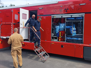 Zdjęcia przedstawiają funkcjonariuszy z Komendy Powiatowej Policji w Leżajsku oraz Komendy Powiatowej Państwowej Straży Pożarnej w Leżajsku podczas szkolenia CBRNE. NA zdjęciach widoczny jest także wóz strażacki.