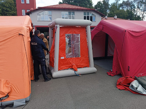 Zdjęcia przedstawiają funkcjonariuszy z Komendy Powiatowej Policji w Leżajsku oraz Komendy Powiatowej Państwowej Straży Pożarnej w Leżajsku podczas szkolenia CBRNE. NA zdjęciach widoczny jest także wóz strażacki.