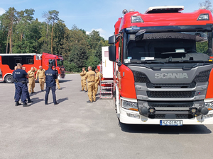 Zdjęcia przedstawiają funkcjonariuszy z Komendy Powiatowej Policji w Leżajsku oraz Komendy Powiatowej Państwowej Straży Pożarnej w Leżajsku podczas szkolenia CBRNE. NA zdjęciach widoczny jest także wóz strażacki.