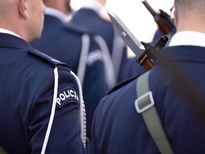 Zdjęcia przestawiają przebieg XXVI Pielgrzymki Służb Mundurowych, która odbyła się w dniu 8 września 2025 r. w Leżajsku w Bazylice oo. Bernardynów. Na zdjęciach widać przedstawicieli służb mundurowych, policjantów zabezpieczających pielgrzymkę oraz samorządowców i inne osoby biorące udział w wydarzeniu.