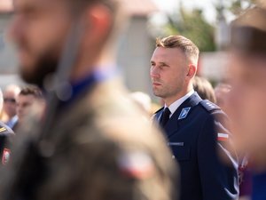 Zdjęcia przestawiają przebieg XXVI Pielgrzymki Służb Mundurowych, która odbyła się w dniu 8 września 2025 r. w Leżajsku w Bazylice oo. Bernardynów. Na zdjęciach widać przedstawicieli służb mundurowych, policjantów zabezpieczających pielgrzymkę oraz samorządowców i inne osoby biorące udział w wydarzeniu.