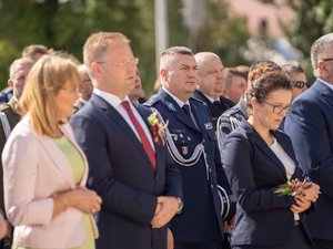 Zdjęcia przestawiają przebieg XXVI Pielgrzymki Służb Mundurowych, która odbyła się w dniu 8 września 2025 r. w Leżajsku w Bazylice oo. Bernardynów. Na zdjęciach widać przedstawicieli służb mundurowych, policjantów zabezpieczających pielgrzymkę oraz samorządowców i inne osoby biorące udział w wydarzeniu.