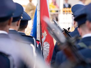 Zdjęcia przestawiają przebieg XXVI Pielgrzymki Służb Mundurowych, która odbyła się w dniu 8 września 2025 r. w Leżajsku w Bazylice oo. Bernardynów. Na zdjęciach widać przedstawicieli służb mundurowych, policjantów zabezpieczających pielgrzymkę oraz samorządowców i inne osoby biorące udział w wydarzeniu.