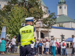 Zdjęcia przestawiają przebieg XXVI Pielgrzymki Służb Mundurowych, która odbyła się w dniu 8 września 2025 r. w Leżajsku w Bazylice oo. Bernardynów. Na zdjęciach widać przedstawicieli służb mundurowych, policjantów zabezpieczających pielgrzymkę oraz samorządowców i inne osoby biorące udział w wydarzeniu.