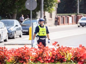 Zdjęcia przestawiają przebieg XXVI Pielgrzymki Służb Mundurowych, która odbyła się w dniu 8 września 2025 r. w Leżajsku w Bazylice oo. Bernardynów. Na zdjęciach widać przedstawicieli służb mundurowych, policjantów zabezpieczających pielgrzymkę oraz samorządowców i inne osoby biorące udział w wydarzeniu.
