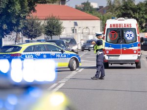 Zdjęcia przestawiają przebieg XXVI Pielgrzymki Służb Mundurowych, która odbyła się w dniu 8 września 2025 r. w Leżajsku w Bazylice oo. Bernardynów. Na zdjęciach widać przedstawicieli służb mundurowych, policjantów zabezpieczających pielgrzymkę oraz samorządowców i inne osoby biorące udział w wydarzeniu.