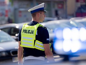 Zdjęcia przestawiają przebieg XXVI Pielgrzymki Służb Mundurowych, która odbyła się w dniu 8 września 2025 r. w Leżajsku w Bazylice oo. Bernardynów. Na zdjęciach widać przedstawicieli służb mundurowych, policjantów zabezpieczających pielgrzymkę oraz samorządowców i inne osoby biorące udział w wydarzeniu.