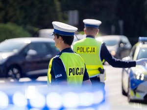 Zdjęcia przestawiają przebieg XXVI Pielgrzymki Służb Mundurowych, która odbyła się w dniu 8 września 2025 r. w Leżajsku w Bazylice oo. Bernardynów. Na zdjęciach widać przedstawicieli służb mundurowych, policjantów zabezpieczających pielgrzymkę oraz samorządowców i inne osoby biorące udział w wydarzeniu.