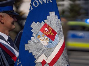 Zdjęcia przestawiają przebieg XXVI Pielgrzymki Służb Mundurowych, która odbyła się w dniu 8 września 2025 r. w Leżajsku w Bazylice oo. Bernardynów. Na zdjęciach widać przedstawicieli służb mundurowych, policjantów zabezpieczających pielgrzymkę oraz samorządowców i inne osoby biorące udział w wydarzeniu.