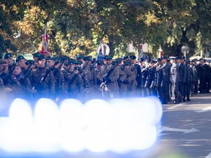 Zdjęcia przestawiają przebieg XXVI Pielgrzymki Służb Mundurowych, która odbyła się w dniu 8 września 2025 r. w Leżajsku w Bazylice oo. Bernardynów. Na zdjęciach widać przedstawicieli służb mundurowych, policjantów zabezpieczających pielgrzymkę oraz samorządowców i inne osoby biorące udział w wydarzeniu.