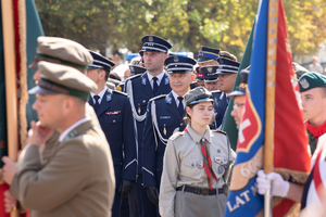 Zdjęcia przestawiają przebieg XXVI Pielgrzymki Służb Mundurowych, która odbyła się w dniu 8 września 2025 r. w Leżajsku w Bazylice oo. Bernardynów. Na zdjęciach widać przedstawicieli służb mundurowych, policjantów zabezpieczających pielgrzymkę oraz samorządowców i inne osoby biorące udział w wydarzeniu.