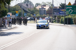 Zdjęcia przestawiają przebieg XXVI Pielgrzymki Służb Mundurowych, która odbyła się w dniu 8 września 2025 r. w Leżajsku w Bazylice oo. Bernardynów. Na zdjęciach widać przedstawicieli służb mundurowych, policjantów zabezpieczających pielgrzymkę oraz samorządowców i inne osoby biorące udział w wydarzeniu.