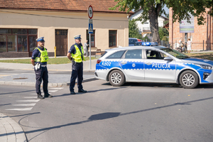 Zdjęcia przestawiają przebieg XXVI Pielgrzymki Służb Mundurowych, która odbyła się w dniu 8 września 2025 r. w Leżajsku w Bazylice oo. Bernardynów. Na zdjęciach widać przedstawicieli służb mundurowych, policjantów zabezpieczających pielgrzymkę oraz samorządowców i inne osoby biorące udział w wydarzeniu.