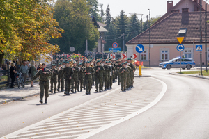 Zdjęcia przestawiają przebieg XXVI Pielgrzymki Służb Mundurowych, która odbyła się w dniu 8 września 2025 r. w Leżajsku w Bazylice oo. Bernardynów. Na zdjęciach widać przedstawicieli służb mundurowych, policjantów zabezpieczających pielgrzymkę oraz samorządowców i inne osoby biorące udział w wydarzeniu.