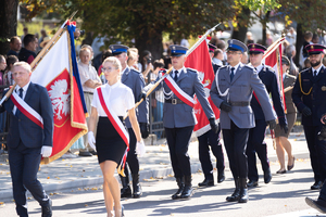 Zdjęcia przestawiają przebieg XXVI Pielgrzymki Służb Mundurowych, która odbyła się w dniu 8 września 2025 r. w Leżajsku w Bazylice oo. Bernardynów. Na zdjęciach widać przedstawicieli służb mundurowych, policjantów zabezpieczających pielgrzymkę oraz samorządowców i inne osoby biorące udział w wydarzeniu.