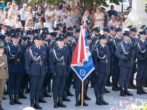Zdjęcia przestawiają przebieg XXVI Pielgrzymki Służb Mundurowych, która odbyła się w dniu 8 września 2025 r. w Leżajsku w Bazylice oo. Bernardynów. Na zdjęciach widać przedstawicieli służb mundurowych, policjantów zabezpieczających pielgrzymkę oraz samorządowców i inne osoby biorące udział w wydarzeniu.