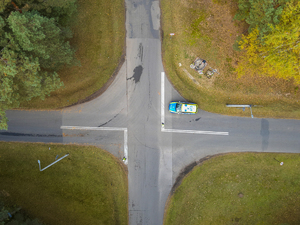 Zdjęcia przedstawiają przebieg ćwiczeń "Leżajsk 2025", w których udział wzięli służby mundurowe. Wydarzenie odbyło się na żwirowni w Łętowni. Na zdjęciach widoczni są strażacy z Państwowej Straży Pożarnej, z Ochotniczych Straży Pożarnych, Wojsk Obrony Terytorialnej, Policjanci oraz inni funkcjonariusze.